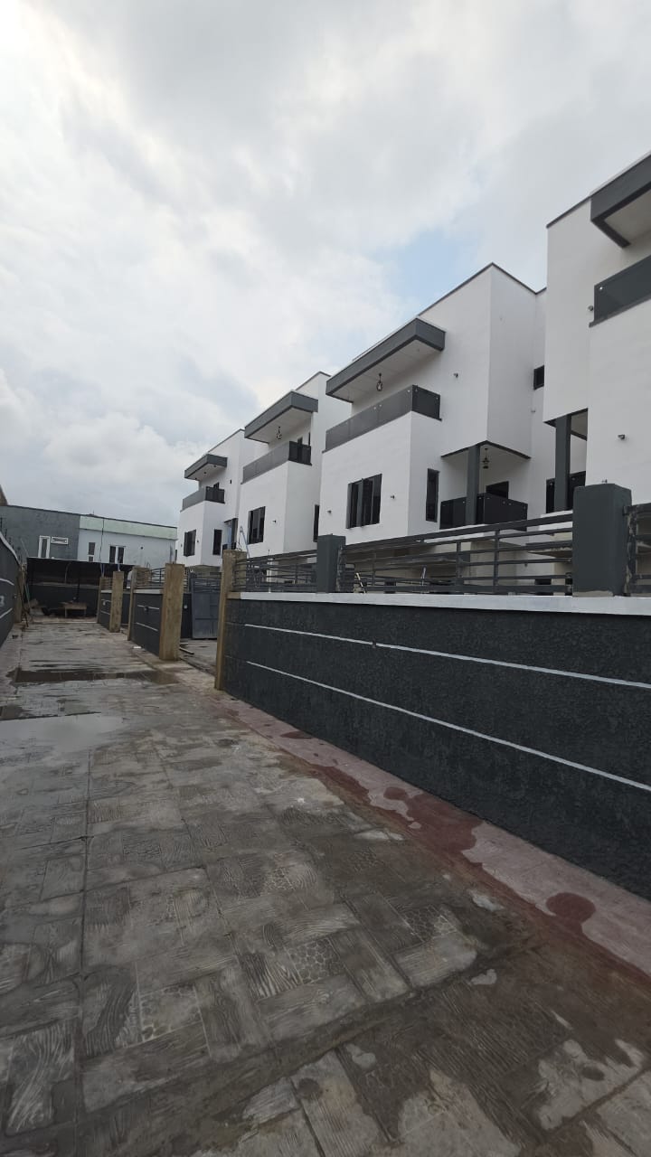 4 BEDROOM DUPLEX  WITH  BQ
