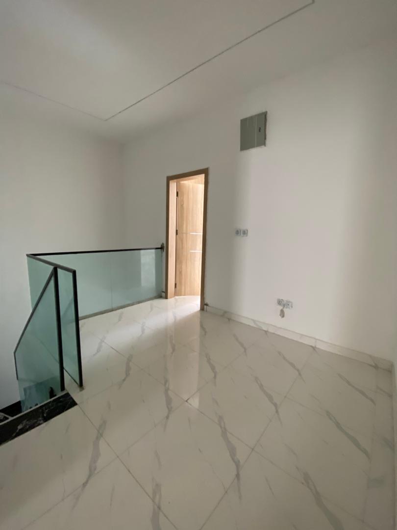 4 BEDROOOM DUPLEX