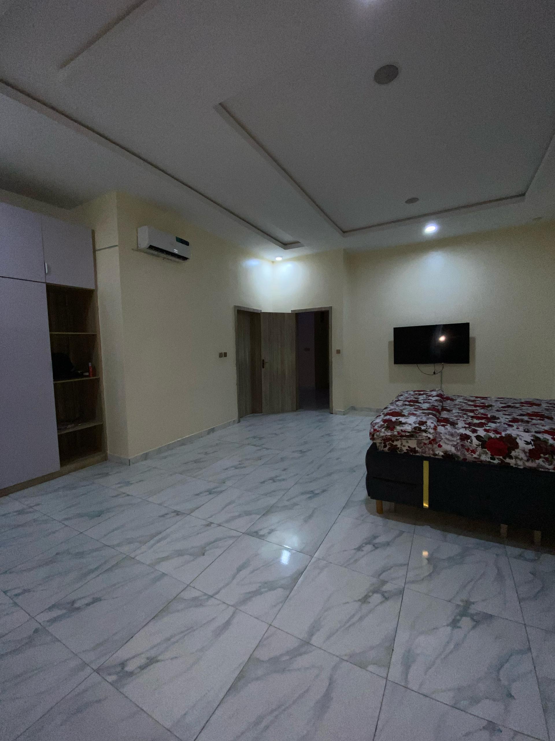 4 BEDROOOM DUPLEX
