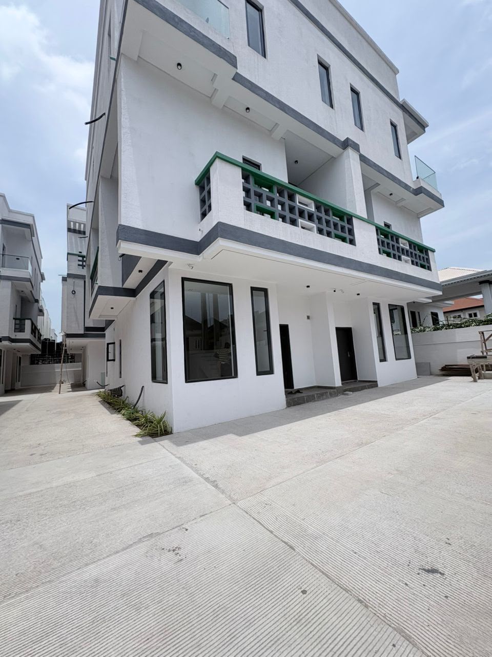 4 BEDROOM DUPLEX