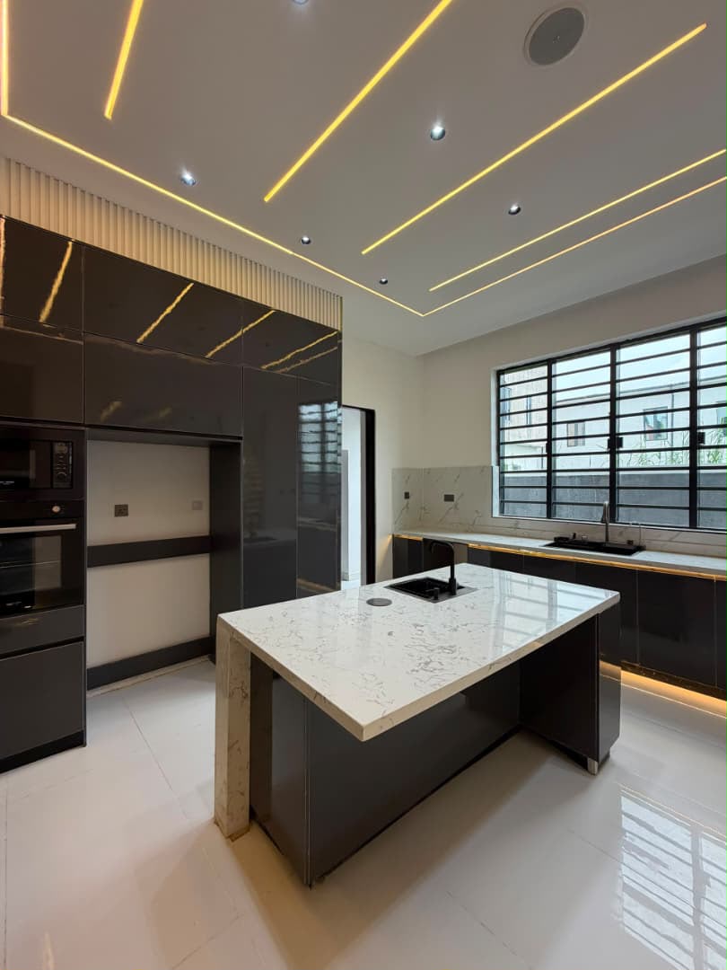 5 BEDROOM DUPLEX